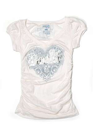 בגדים לבנים. צילום: יח בגדים לבנים. צילום: יח