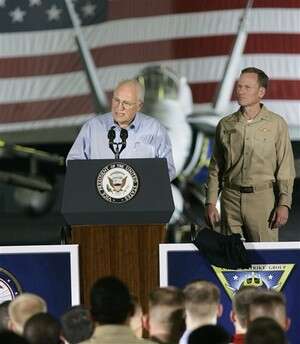 סגן נשיא ארה''ב, דיק צ'ייני, נואם בנושאת המטוסים סגן נשיא ארה''ב, דיק צ'ייני, נואם בנושאת המטוסים