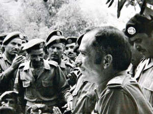 המלך חוסיין מתדרך חיילים בצבא הירדני ערב מלחמת יום הכיפורים המלך חוסיין מתדרך חיילים בצבא הירדני ערב מלחמת יום הכיפורים