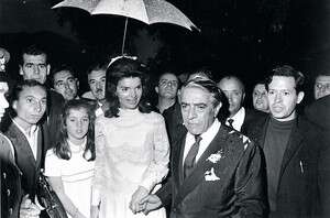 ז'קלין קנדי בשמלה של ולנטינו בחתונתה לאריסטוטלס אונאסיס. צילומים: איי-פי ז'קלין קנדי בשמלה של ולנטינו בחתונתה לאריסטוטלס אונאסיס. צילומים: איי-פי