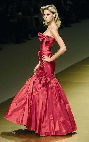 שמלה אדומה מתוך תצוגת סתיו חורף 2002-2003. צילום: איי-פי שמלה אדומה מתוך תצוגת סתיו חורף 2002-2003. צילום: איי-פי