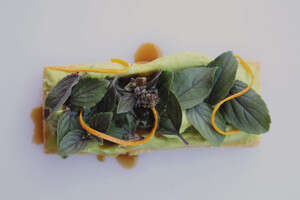 מוס לימון וסלט נענע ומנטה שוויצרית מוס לימון וסלט נענע ומנטה שוויצרית