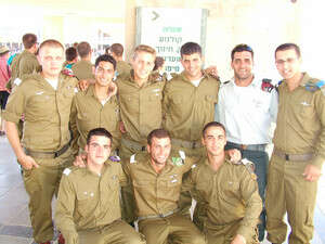 הנושאים בנטל. צילום: אמיר בוחבוט הנושאים בנטל. צילום: אמיר בוחבוט