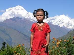 נפאלית קטנטנה על נוף ההרים נפאלית קטנטנה על נוף ההרים