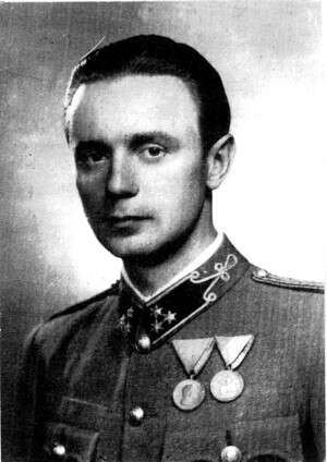 קפירו במדים הונגריים ב-1944 קפירו במדים הונגריים ב-1944