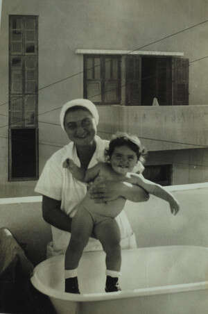 סבתא פלה ואמא רותי בילדותה. למעלה: לקרדה, זיכרונות מהשכנה המצרית. צילום המחשה: בילי ואבירם סבתא פלה ואמא רותי בילדותה. למעלה: לקרדה, זיכרונות מהשכנה המצרית. צילום המחשה: בילי ואבירם