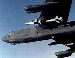 מטוס B52 נושא טילי שיוט מטוס B52 נושא טילי שיוט