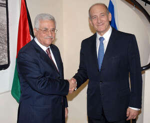 אולמרט ואבו מאזן במהלך פגישתם בתחילת החודש. צילום: לע אולמרט ואבו מאזן במהלך פגישתם בתחילת החודש. צילום: לע