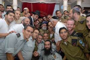 הרב עובדיה עם חיילים. צילום: שוקי לרר - העולם החרדי הרב עובדיה עם חיילים. צילום: שוקי לרר - העולם החרדי