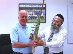 דרור קשטן מחזיק לולב יחד עם הרב גלויברמן דרור קשטן מחזיק לולב יחד עם הרב גלויברמן