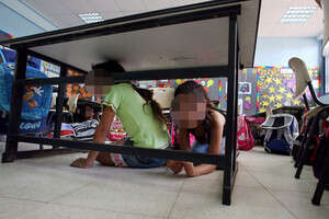 תלמידי שדרות מתחת לשולחנות. תלמידי שדרות מתחת לשולחנות.