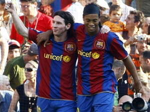 רונאלדיניו ומסי. הברזילאי שינה את ההיסטוריה של המועדון רונאלדיניו ומסי. הברזילאי שינה את ההיסטוריה של המועדון