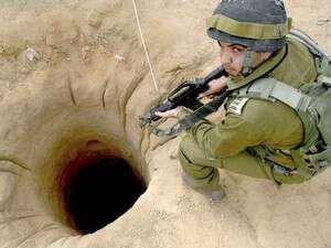 חייל צה''ל סורק מסביב לפתח מנהרה שאותרה. חייל צה''ל סורק מסביב לפתח מנהרה שאותרה.