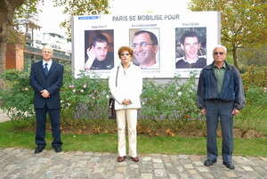 תמונותיהם של שלושת החיילים החטופים הוצבו בפארק בלב פריז. תמונותיהם של שלושת החיילים החטופים הוצבו בפארק בלב פריז.