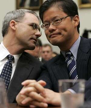 יאנג וקלהאן מתייעצים במהלך הישיבה בקונגרס יאנג וקלהאן מתייעצים במהלך הישיבה בקונגרס