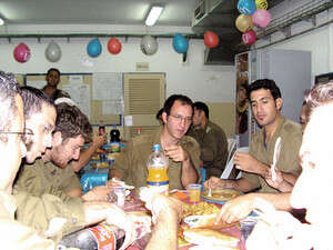 החייל החטוף אהוד גולדווסר עם חבריו לפלוגה, יומיים לפני החטיפה. החייל החטוף אהוד גולדווסר עם חבריו לפלוגה, יומיים לפני החטיפה.