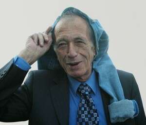 השר גדעון עזרא בקמפיין לג'ינסים. צילום: אוליברו טוסקני השר גדעון עזרא בקמפיין לג'ינסים. צילום: אוליברו טוסקני