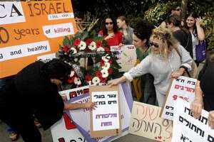 ההפגנה מחוץ לכתלי בתי המשפט. צילום: נעם וינד ההפגנה מחוץ לכתלי בתי המשפט. צילום: נעם וינד