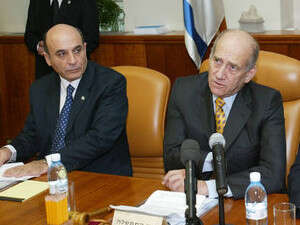 אהוד אולמרט ושאול מופז בישיבת ממשלה. אהוד אולמרט ושאול מופז בישיבת ממשלה.