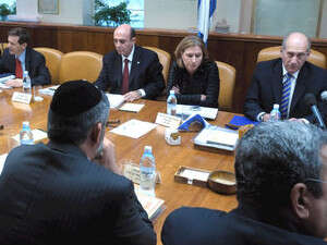 ראש הממשלה אהוד אולמרט ושרת החוץ ציפי לבני בישיבת הממשלה ראש הממשלה אהוד אולמרט ושרת החוץ ציפי לבני בישיבת הממשלה