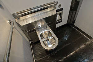 ההיי-טק מגיע לאסלות. צילום: איי.פי ההיי-טק מגיע לאסלות. צילום: איי.פי