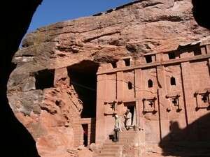 פלא הבנייה. כנסייה חצובה בסלע פלא הבנייה. כנסייה חצובה בסלע