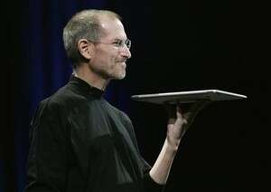 מנכ''ל אפל סטיב ג'ובס עם MacBook Air מנכ''ל אפל סטיב ג'ובס עם MacBook Air