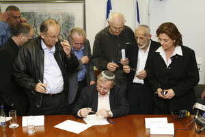 משאירים את הסגל הזוטר מאחור. החתימה על ההסכם בין המרצים לאוצר. צילום: פלאש 90 משאירים את הסגל הזוטר מאחור. החתימה על ההסכם בין המרצים לאוצר. צילום: פלאש 90