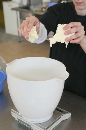 מערבבים במיקסר חמאה וסוכר עד שהחמאה רכה מערבבים במיקסר חמאה וסוכר עד שהחמאה רכה