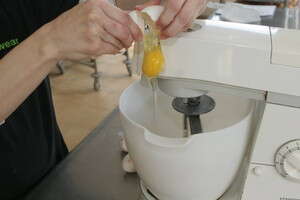 מוסיפים לתערובת ביצים ותמצית שקדים מוסיפים לתערובת ביצים ותמצית שקדים