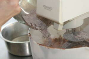 מוסיפים לסירוגין את החומרים היבשים והמים מוסיפים לסירוגין את החומרים היבשים והמים