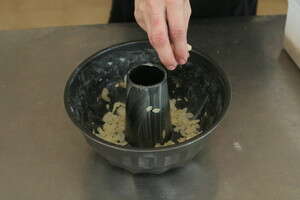 מורחים תבנית בבקה בחמאה ומפזרים מעט שקד פרוס בתחתית מורחים תבנית בבקה בחמאה ומפזרים מעט שקד פרוס בתחתית