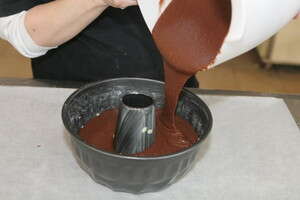 יוצקים את המסה לתבנית בבקה ומכניסים לתנור יוצקים את המסה לתבנית בבקה ומכניסים לתנור