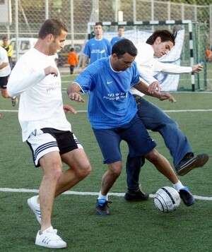 שחקן? נשמה. אייל גולן מנסה לשחק אותה מול ג'ובאני רוסו. שחקן? נשמה. אייל גולן מנסה לשחק אותה מול ג'ובאני רוסו.
