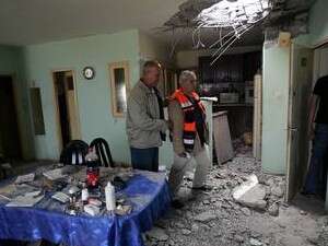 פגיעת רקטת קסאם בבית בשדרות פגיעת רקטת קסאם בבית בשדרות