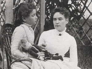 מעוררת השראה. צילום נדיר של הלן קלר. מעוררת השראה. צילום נדיר של הלן קלר.