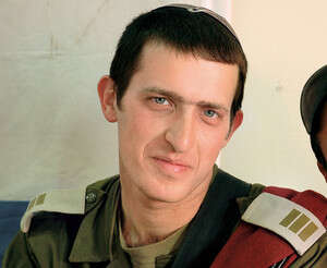 הקצין שחיסל את המחבל, סרן דוד שפירא. הקצין שחיסל את המחבל, סרן דוד שפירא.