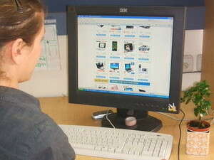 גולשת באתר מכירות פומביות גולשת באתר מכירות פומביות