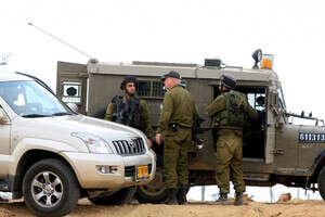 אלוף פיקוד דרום, יואב גלנט, עם חיילים בכניסה לנחל עוז. צילום: אדי ישראל אלוף פיקוד דרום, יואב גלנט, עם חיילים בכניסה לנחל עוז. צילום: אדי ישראל