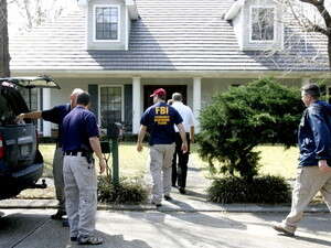 סוכני אף-בי-איי בפשיטה סוכני אף-בי-איי בפשיטה