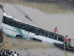 אוטובוס שהידרדר לתעלה בהודו אוטובוס שהידרדר לתעלה בהודו