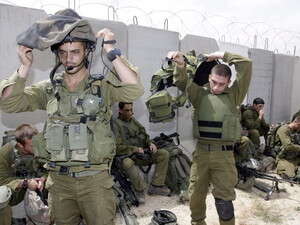 חיילי גבעתי נערכים לכניסה רצועת עזה. למצולמים אין קשר לכתבה חיילי גבעתי נערכים לכניסה רצועת עזה. למצולמים אין קשר לכתבה
