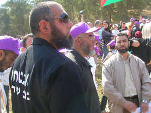 השייח' ראא'ד סלאח ומאבטחו האישי הצמוד. השייח' ראא'ד סלאח ומאבטחו האישי הצמוד.