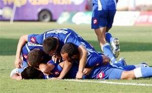 שחקני הפועל פ''ת מול הכח עמידר ר''ג. שחקני הפועל פ''ת מול הכח עמידר ר''ג.