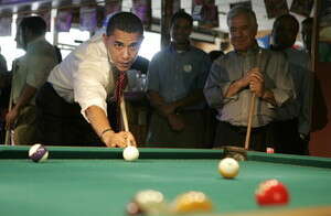ברק אובמה במשחק ביליארד ברק אובמה במשחק ביליארד