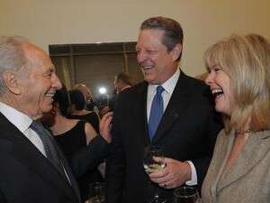 שמעון פרס עם אל גור ורעייתו בכנס דן דוד שמעון פרס עם אל גור ורעייתו בכנס דן דוד