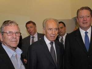 אל גור יחד עם שמעון פרס ועמוס עוז בכנס דן דוד אל גור יחד עם שמעון פרס ועמוס עוז בכנס דן דוד