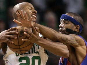 ריפ המילטון עוצר את ריי אלן. ריפ המילטון עוצר את ריי אלן.