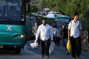 עומסי תנועה בדרך להילולה במירון. עומסי תנועה בדרך להילולה במירון.