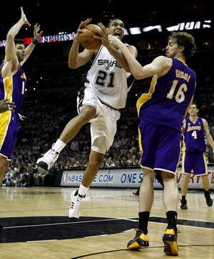 פאו גאסול מנסה לעצור את טים דאנקן. פאו גאסול מנסה לעצור את טים דאנקן.